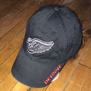 Detroit Red‎ Wings Black Cap with Winged Wheel Logo